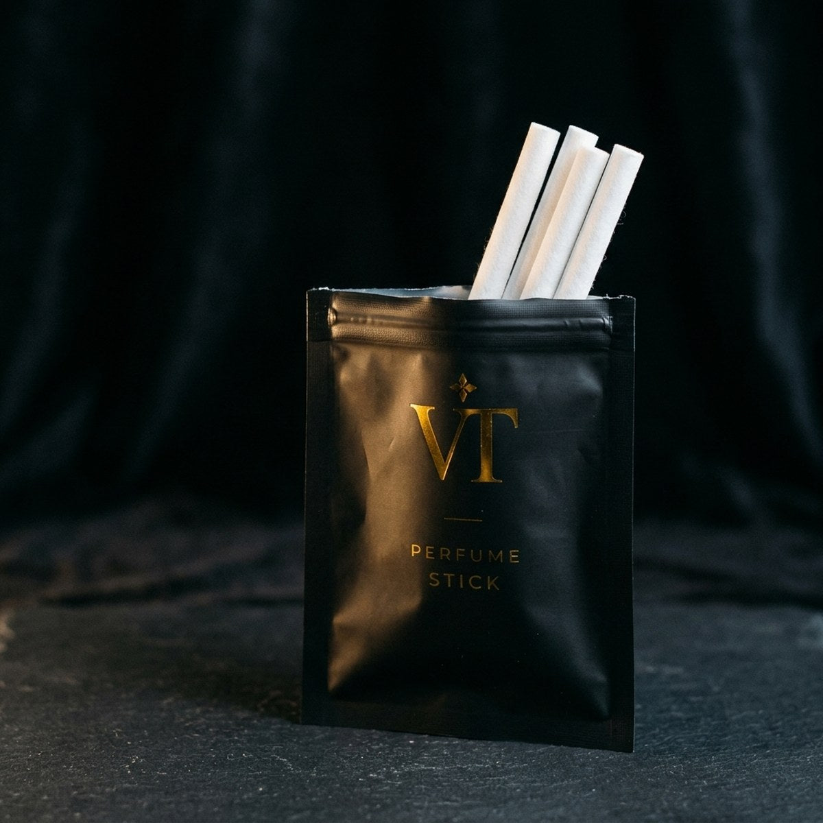 Geöffneter VT Beutel mit drei Nachfüll-Sticks vor dunklem Hintergrund